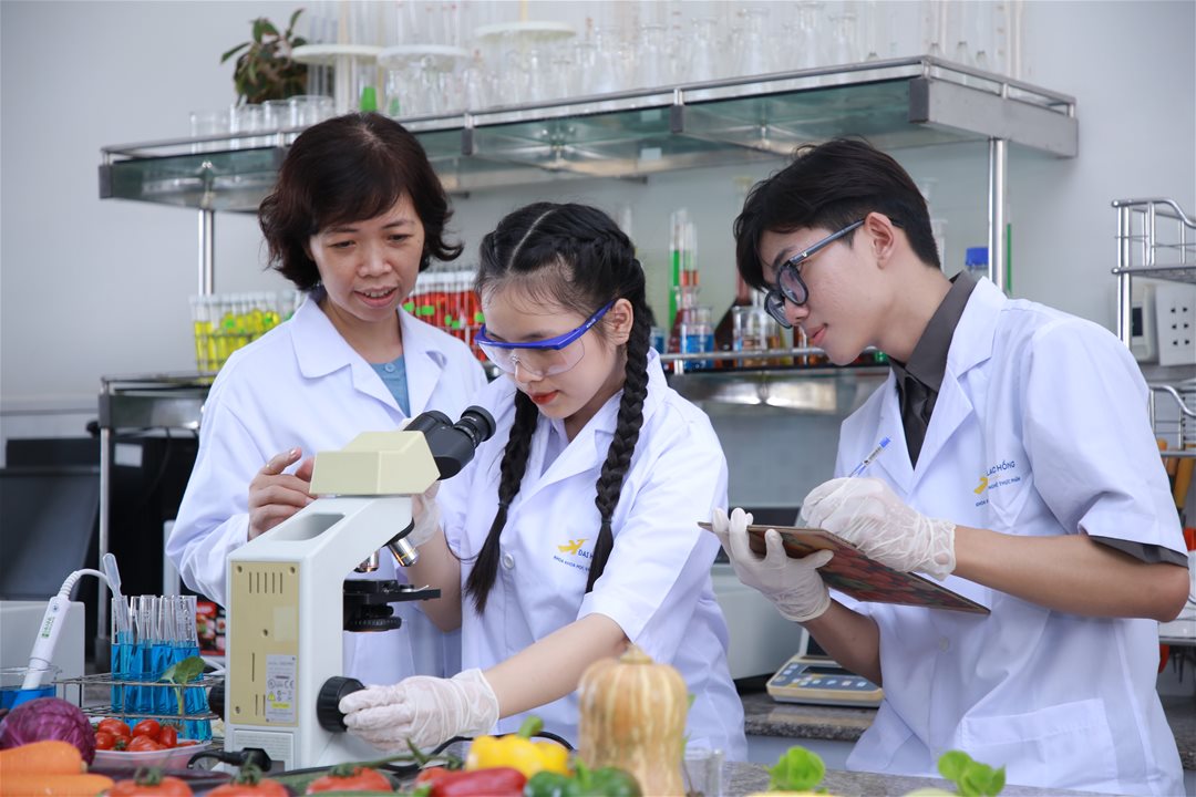 Chọn ngành “an toàn” cho tương lai: Sinh viên LHU học bằng cách làm thật