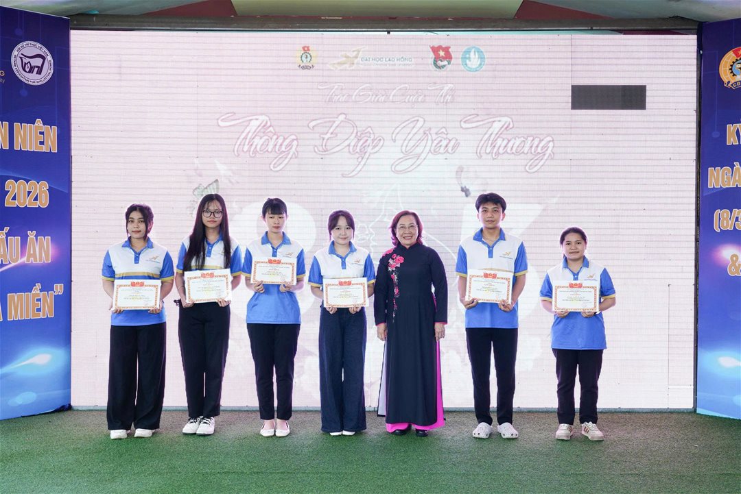 LHU tổ chức chuỗi hoạt động ý nghĩa chào mừng Ngày Quốc tế Phụ nữ 8/3, gắn kết Nhà giáo – Người lao động Ngày 08/3/2026, Trường Đại học Lạc Hồng (LHU) đã tổ chức chuỗi hoạt động chào mừng 116 năm Ngày Quốc tế Phụ nữ (08/3/1910 – 08/3/2026) và chương trình “Bữa Cơm Tân niên Công đoàn” năm 2026 tại Hội quán Trấn Biên, dành cho đội ngũ Nhà giáo, Người lao động trong toàn trường. Chương trình được tổ chức nhằm tạo không gian giao lưu, gắn kết giữa các đơn vị trong toàn trường, đồng thời góp phần lan tỏa tinh thần đoàn kết, sẻ chia và xây dựng môi trường làm việc tích cực trong đại gia đình LHU. Hình 1 Điểm nhấn của chương trình là hội thi nấu ăn với chủ đề “Món lẩu ba miền”, thu hút sự tham gia của các công đoàn bộ phận trong toàn trường. Tại hội thi, các đội đã cùng nhau thể hiện sự khéo léo và sáng tạo trong chế biến những món lẩu đặc trưng của ẩm thực ba miền Bắc – Trung – Nam. Không chỉ chú trọng hương vị, các đội còn đầu tư công phu trong cách trình bày và thuyết trình ý tưởng món ăn, mang đến nhiều sắc màu ẩm thực phong phú và hấp dẫn. Không khí hội thi diễn ra sôi nổi với sự cổ vũ nhiệt tình của các cổ động viên, tạo nên một sân chơi giao lưu vui tươi, góp phần tăng cường sự gắn kết giữa các đơn vị trong nhà trường. Hình 2 Trong khuôn khổ chương trình, Ban tổ chức cũng đã trao giải cuộc thi ảnh “Duyên dáng áo dài LHU 2026”, nhằm tôn vinh vẻ đẹp duyên dáng, thanh lịch của nữ cán bộ, giảng viên và người lao động trong tà áo dài truyền thống. Những bức ảnh dự thi không chỉ ghi lại những khoảnh khắc đẹp của đội ngũ nữ Nhà giáo – Người lao động LHU mà còn lan tỏa hình ảnh người phụ nữ hiện đại, tự tin, năng động và đầy nhiệt huyết trong công việc. Cuộc thi đã nhận được sự hưởng ứng tích cực từ các đơn vị trong trường, góp phần lan tỏa giá trị văn hóa truyền thống và tôn vinh vẻ đẹp của người phụ nữ Việt Nam. Hình 3 Sau các hoạt động thi và trao giải, toàn thể Nhà giáo và Người lao động đã cùng tham gia chương trình “Bữa cơm Tân niên Công đoàn” trong không khí thân tình, ấm áp. Đây là dịp để các thành viên trong đại gia đình LHU cùng gặp gỡ, giao lưu, chia sẻ niềm vui đầu năm; qua đó tăng cường tinh thần đoàn kết, xây dựng môi trường làm việc tích cực và gắn bó trong toàn trường. Chuỗi hoạt động chào mừng Ngày Quốc tế Phụ nữ 8/3 không chỉ thể hiện sự quan tâm của nhà trường đối với đội ngũ nữ Nhà giáo và Người lao động mà còn góp phần lan tỏa những giá trị tốt đẹp, xây dựng văn hóa đoàn kết và nhân văn trong cộng đồng LHU.