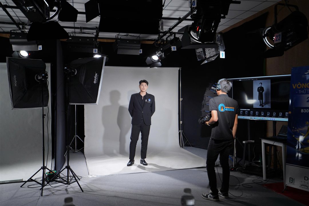 Vòng sơ tuyển Nét đẹp sinh viên Lạc Hồng 2026: 160 thí sinh, chỉ 46 người đi tiếp  Dưới góc nhìn của một sân chơi sinh viên, vòng Sơ khảo của Nét đẹp Sinh viên Lạc Hồng 2026 không đơn thuần là bước “lọc hồ sơ”, mà đang dần hé lộ những gương mặt có khả năng định hình cục diện mùa giải. Khi hơn 160 thí sinh bước vào “Thử thách Studio”, điều đọng lại không chỉ là số lượng, mà là sự xuất hiện rõ nét của những cá nhân có chiến lược thể hiện bản thân.  Điểm đáng chú ý của mùa giải năm nay nằm ở sự “đồng đều nhưng không hòa lẫn”. Nhiều thí sinh không chọn cách an toàn, mà chủ động xây dựng hình ảnh cá nhân ngay từ vòng đầu tiên. Từ ánh nhìn, cách kiểm soát biểu cảm đến lựa chọn trang phục ở cả 2 lượt thi: Chụp trang phục tự chọn (trắng/đen), Chụp đồng phục Khoa/Ngành - tất cả cho thấy sự chuẩn bị có chủ đích, thay vì chỉ là phản xạ trước ống kính.   Ở góc độ chuyên môn, có thể nhận ra một nhóm thí sinh “mạnh” đang dần lộ diện. Họ không nhất thiết là những gương mặt hoàn hảo nhất về ngoại hình, nhưng lại sở hữu những yếu tố quan trọng hơn: khả năng làm chủ không gian, sự ổn định trong phong thái và đặc biệt là tư duy thể hiện bản thân. Trong một thử thách chỉ vỏn vẹn 5 phút, việc tạo ra dấu ấn đủ sâu để được nhớ đến đã trở thành thước đo rõ ràng cho bản lĩnh.   Một thay đổi đáng ghi nhận là cách thí sinh tiếp cận cuộc thi. Nếu trước đây, nhiều bạn xem đây là sân chơi trải nghiệm, thì năm nay, không ít thí sinh bước vào với tâm thế của những “người chơi có chiến lược”. Họ hiểu mình cần gì, cần thể hiện điều gì và làm thế nào để khác biệt. Chính điều đó khiến vòng Sơ khảo không còn là bước đệm nhẹ nhàng, mà trở thành “vòng đấu trí” đầu tiên.   Tuy nhiên, sự xuất hiện của những gương mặt nổi bật cũng đồng nghĩa với việc cuộc cạnh tranh trở nên khốc liệt hơn. Khi khoảng cách giữa các thí sinh ngày càng thu hẹp, yếu tố quyết định không còn nằm ở vẻ ngoài, mà ở khả năng duy trì phong độ và phát triển qua từng vòng thi.  Sơ khảo khép lại, nhưng đồng thời mở ra một bức tranh rõ nét hơn về hành trình phía trước. Những thí sinh “mạnh” đã bắt đầu được gọi tên - không phải bằng danh hiệu, mà bằng cách họ khiến người khác phải nhớ.    Và trong một cuộc thi mà dấu ấn cá nhân là “tấm vé đi tiếp”, thì việc được nhớ đến… chính là lợi thế đầu tiên.Top 46 Nét đẹp Sinh viên Lạc Hồng 2026 sẽ chính thức được công bố vào 19:00 ngày 31/03/2026 trên Fanpage Lac Hong University.   Một số hình ảnh: