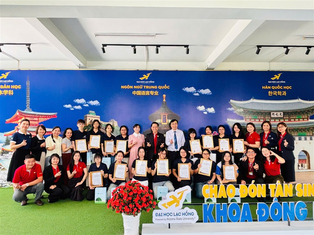 Đại diện doanh nghiệp, lãnh đạo Khoa Đông phương học cùng toàn thể giảng viên, sinh viên chụp ảnh lưu niệm khép lại chương trình.